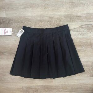 Aritzia Pleated Black mini skirt NWT
